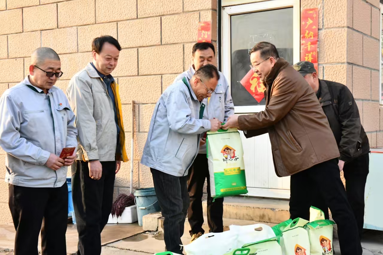 歲首送暖赴一線 新春關(guān)懷勵(lì)人心——大年初一長開廠公司領(lǐng)導(dǎo)看望慰問堅(jiān)守崗位干部職工